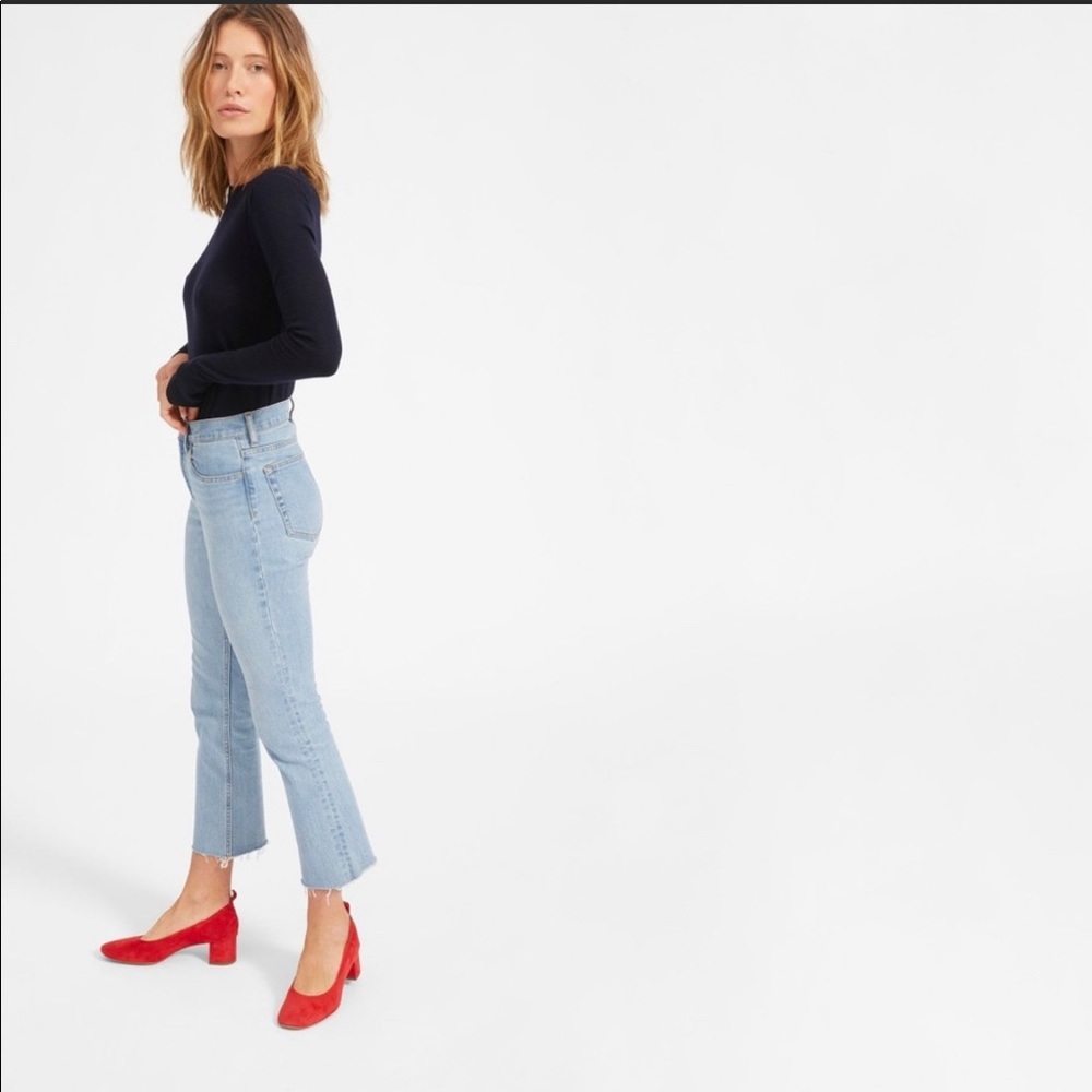 Everlane High Rise Kick Crop in Light Wash
Raw Fray Hem 28